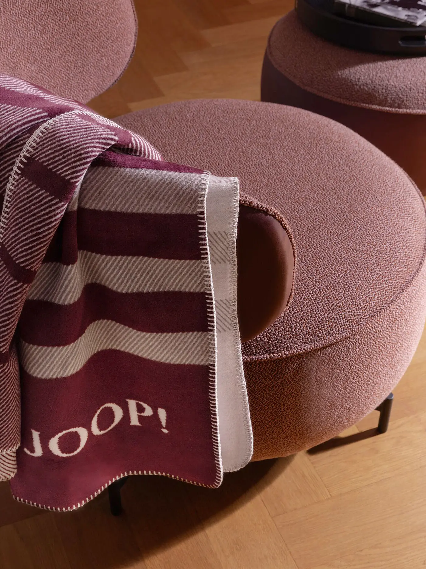JOOP | Wohndecke SHUTTER 150x200cm Schwarz | dunkelrot